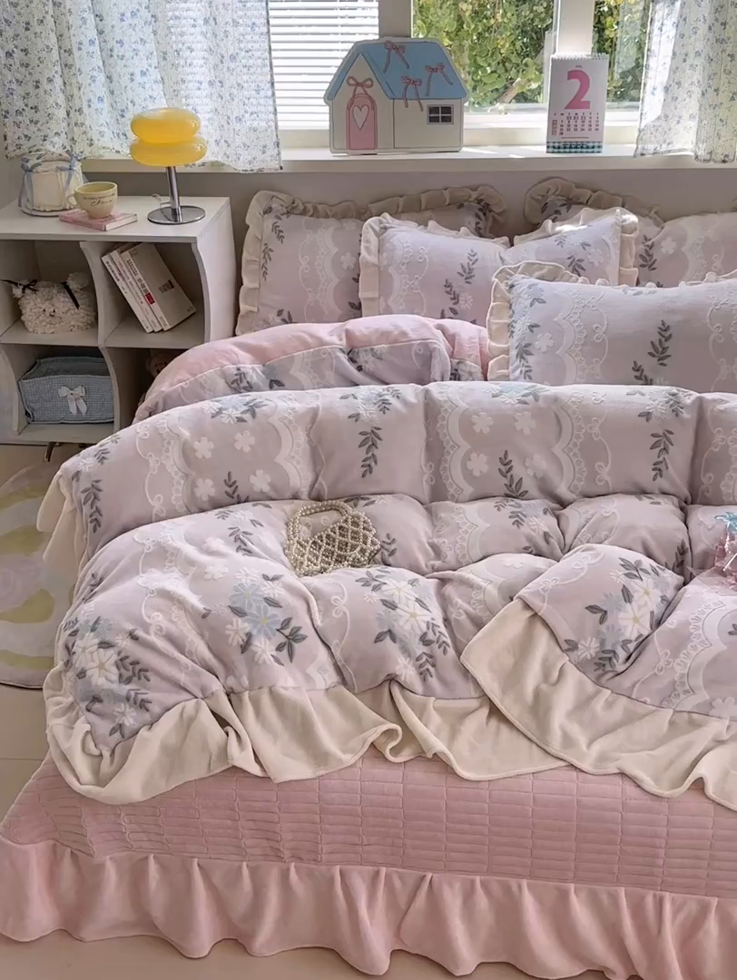 91家纺网 家纺一手货源 找家纺 德比尔斯  2025新款韩版白边黑边赫本风牛奶绒床盖四件套 安妮粉