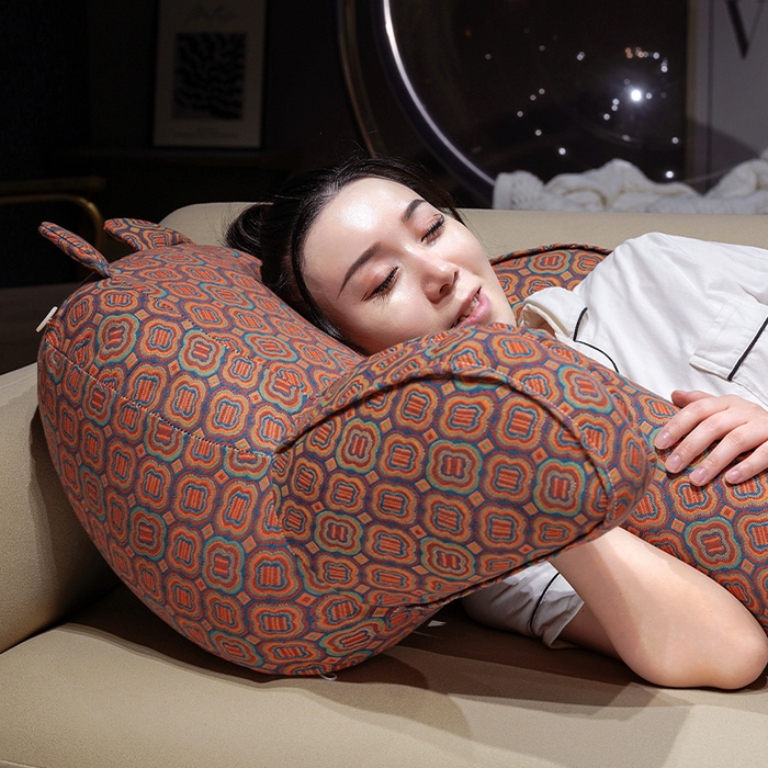 91家纺网 家纺一手货源 找家纺 仟亿莱 2025新款卡通三层纱拥抱式腰靠 拥抱三层纱格伦棕