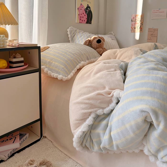 91家纺网 家纺一手货源 找家纺 （总）艾咪-Amy ntmy 2025新款可爱毛巾绣毛球款牛奶绒四件套-蛋糕猫咪