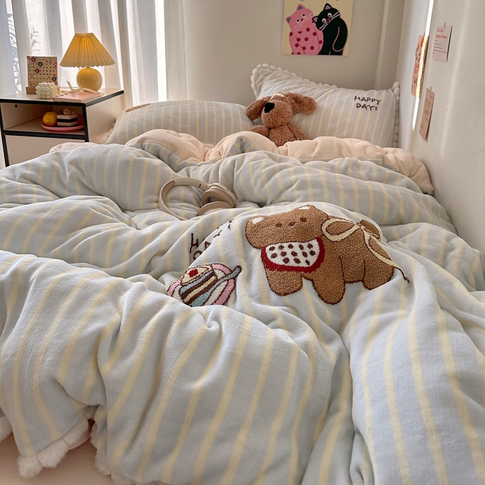 91家纺网 家纺一手货源 找家纺 （总）艾咪-Amy ntmy 2025新款可爱毛巾绣毛球款牛奶绒四件套-蛋糕猫咪