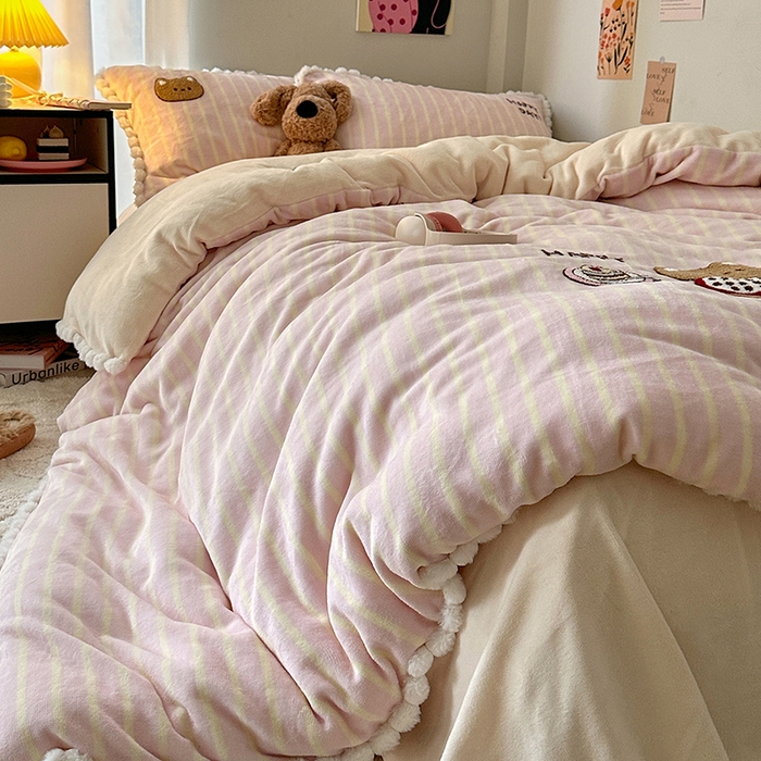 91家纺网 家纺一手货源 找家纺 艾咪-Amy ntmy 2025新款可爱毛巾绣毛球款牛奶绒四件套-蛋糕猫咪 蛋糕猫咪-粉