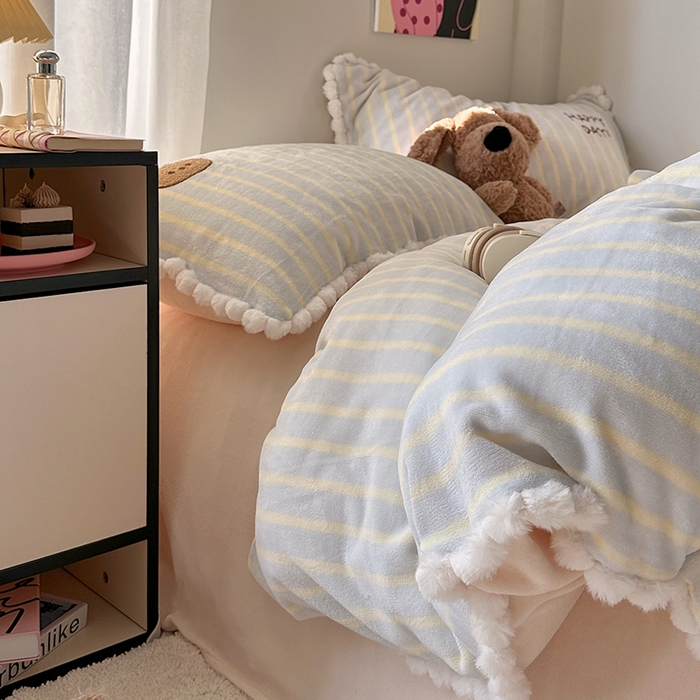 91家纺网 家纺一手货源 找家纺 艾咪-Amy ntmy 2025新款可爱毛巾绣毛球款牛奶绒四件套-蛋糕猫咪 蛋糕猫咪-蓝