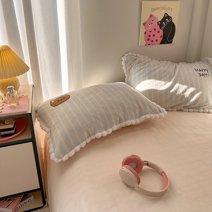 91家纺网 家纺一手货源 找家纺 艾咪-Amy ntmy 2025新款可爱毛巾绣毛球款牛奶绒四件套-蛋糕猫咪 蛋糕猫咪-蓝