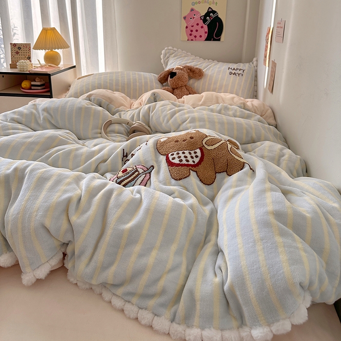 91家纺网 家纺一手货源 找家纺 （总）艾咪-Amy ntmy 2025新款可爱毛巾绣毛球款牛奶绒四件套-蛋糕猫咪