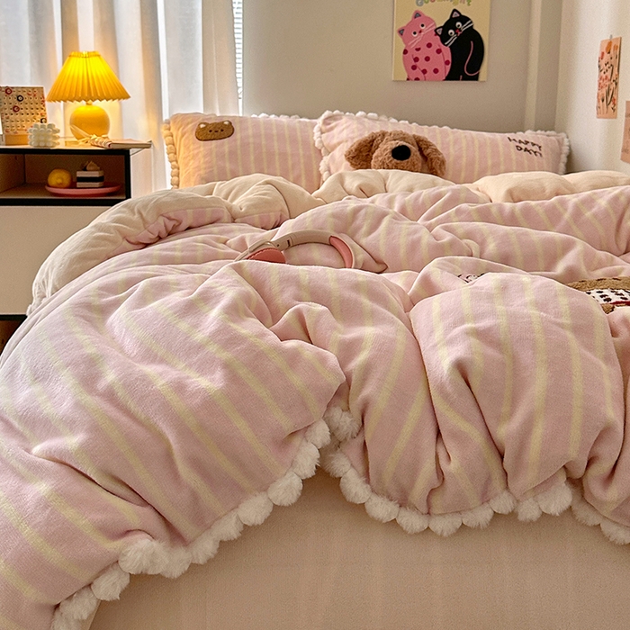 91家纺网 家纺一手货源 找家纺 艾咪-Amy ntmy 2025新款可爱毛巾绣毛球款牛奶绒四件套-蛋糕猫咪 蛋糕猫咪-粉