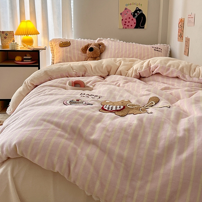 91家纺网 家纺一手货源 找家纺 艾咪-Amy ntmy 2025新款可爱毛巾绣毛球款牛奶绒四件套-蛋糕猫咪 蛋糕猫咪-粉