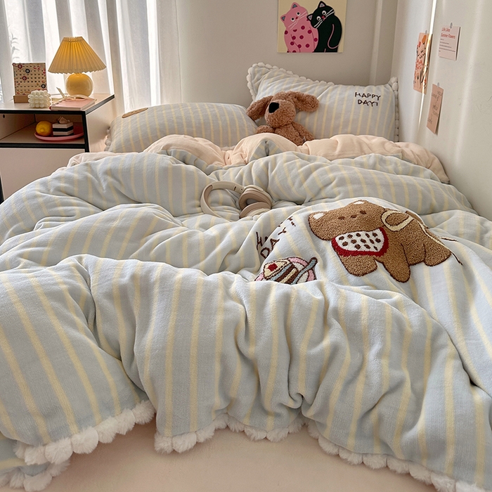 91家纺网 家纺一手货源 找家纺 艾咪-Amy ntmy 2025新款可爱毛巾绣毛球款牛奶绒四件套-蛋糕猫咪 蛋糕猫咪-蓝