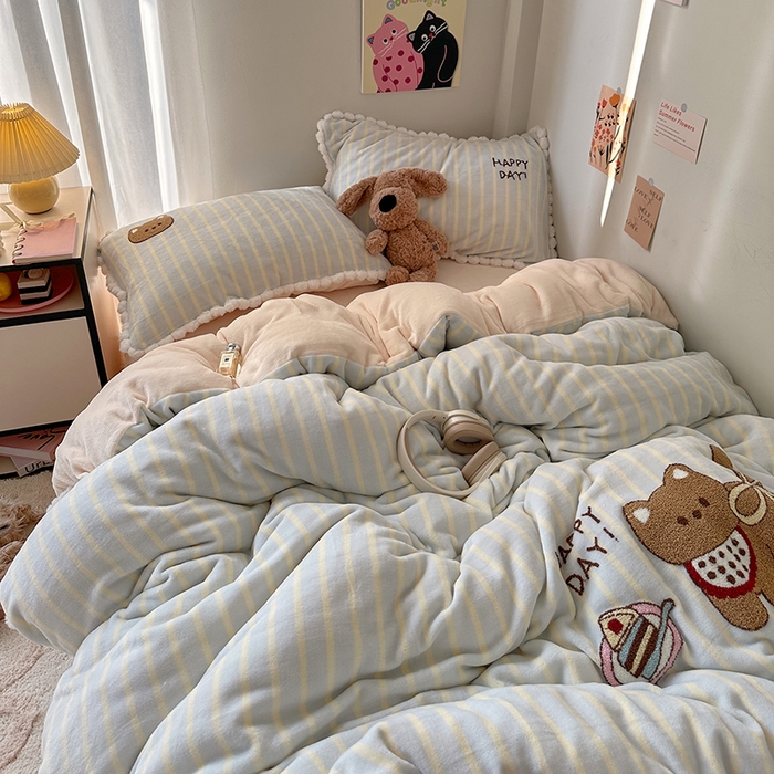 91家纺网 家纺一手货源 找家纺 艾咪-Amy ntmy 2025新款可爱毛巾绣毛球款牛奶绒四件套-蛋糕猫咪 蛋糕猫咪-蓝