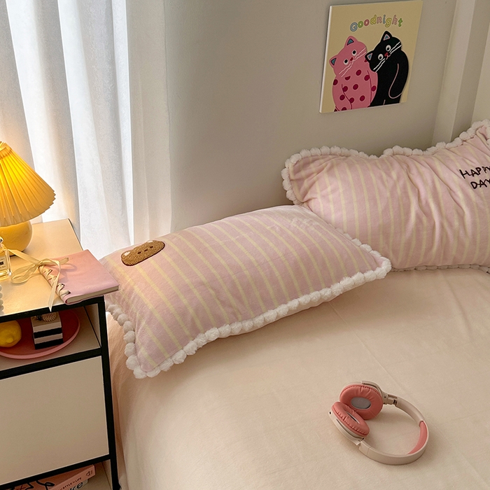 91家纺网 家纺一手货源 找家纺 艾咪-Amy ntmy 2025新款可爱毛巾绣毛球款牛奶绒四件套-蛋糕猫咪 蛋糕猫咪-粉