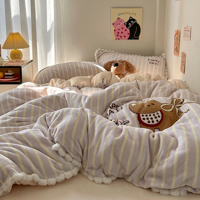 91家纺网 家纺一手货源 找家纺 艾咪-Amy ntmy 2025新款可爱毛巾绣毛球款牛奶绒四件套-蛋糕猫咪 蛋糕猫咪-紫