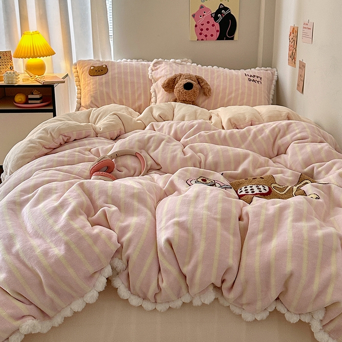 91家纺网 家纺一手货源 找家纺 艾咪-Amy ntmy 2025新款可爱毛巾绣毛球款牛奶绒四件套-蛋糕猫咪 蛋糕猫咪-粉