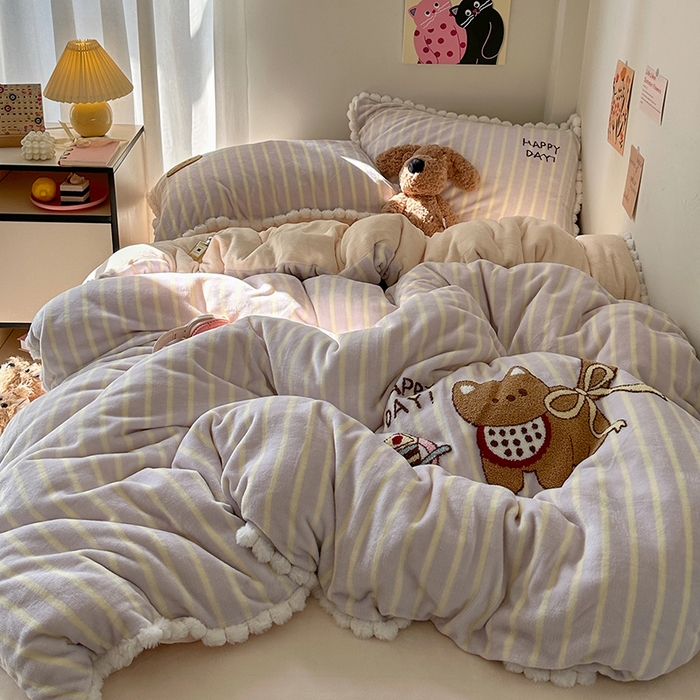 91家纺网 家纺一手货源 找家纺 艾咪-Amy ntmy 2025新款可爱毛巾绣毛球款牛奶绒四件套-蛋糕猫咪 蛋糕猫咪-紫