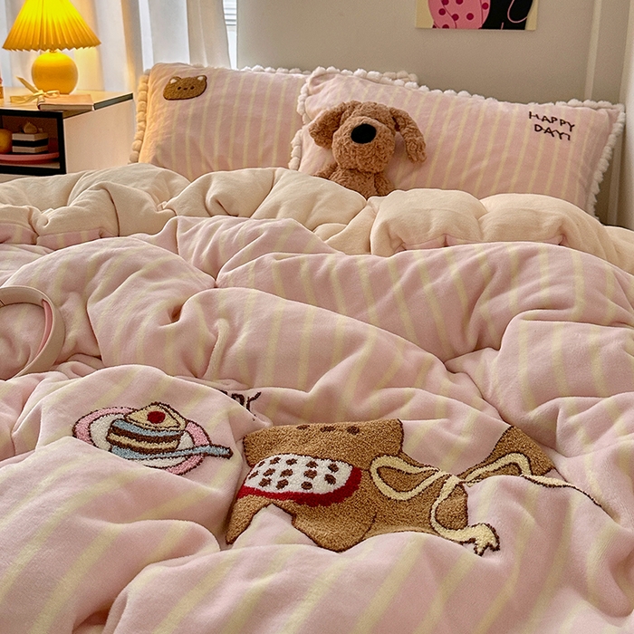 91家纺网 家纺一手货源 找家纺 艾咪-Amy ntmy 2025新款可爱毛巾绣毛球款牛奶绒四件套-蛋糕猫咪 蛋糕猫咪-粉