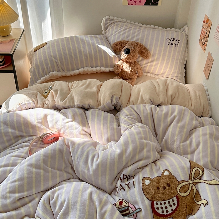 91家纺网 家纺一手货源 找家纺 艾咪-Amy ntmy 2025新款可爱毛巾绣毛球款牛奶绒四件套-蛋糕猫咪 蛋糕猫咪-紫