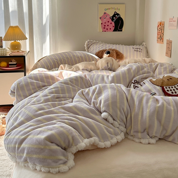 91家纺网 家纺一手货源 找家纺 艾咪-Amy ntmy 2025新款可爱毛巾绣毛球款牛奶绒四件套-蛋糕猫咪 蛋糕猫咪-紫