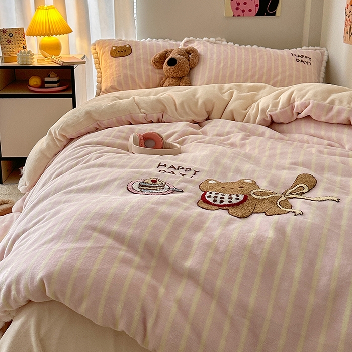 91家纺网 家纺一手货源 找家纺 艾咪-Amy ntmy 2025新款可爱毛巾绣毛球款牛奶绒四件套-蛋糕猫咪 蛋糕猫咪-粉