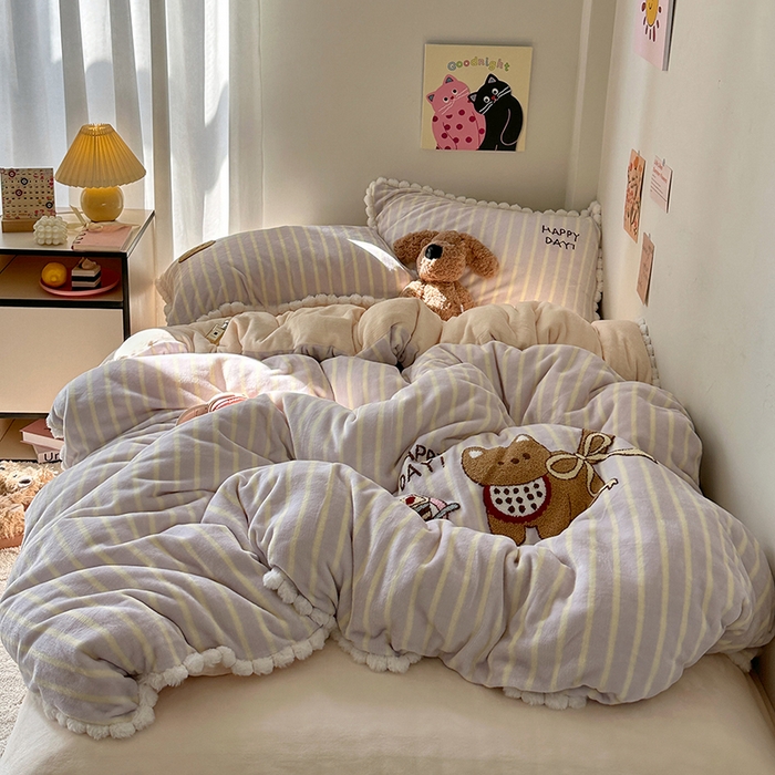 91家纺网 家纺一手货源 找家纺 艾咪-Amy ntmy 2025新款可爱毛巾绣毛球款牛奶绒四件套-蛋糕猫咪 蛋糕猫咪-紫