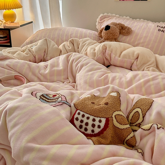 91家纺网 家纺一手货源 找家纺 艾咪-Amy ntmy 2025新款可爱毛巾绣毛球款牛奶绒四件套-蛋糕猫咪 蛋糕猫咪-粉