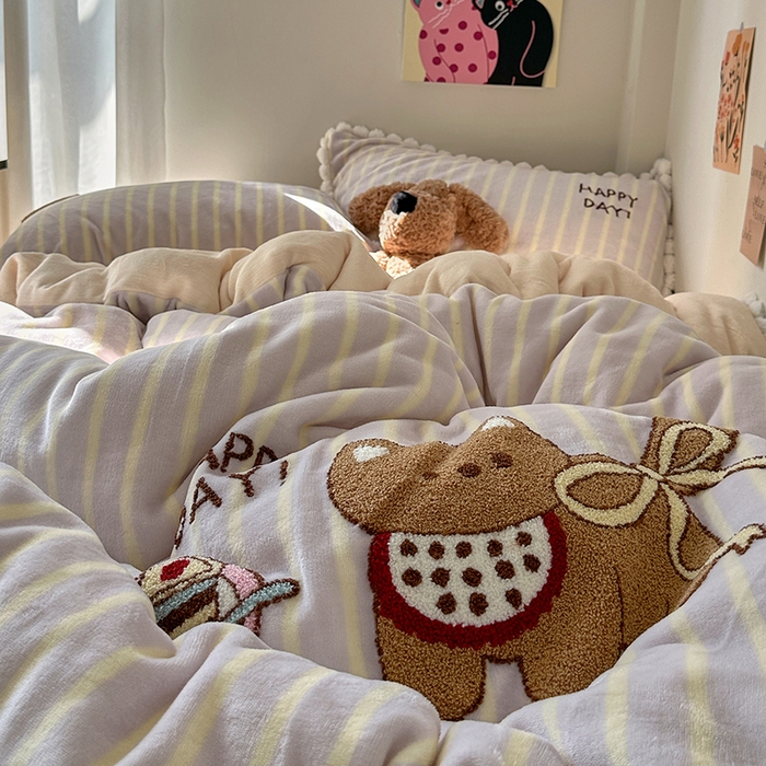 91家纺网 家纺一手货源 找家纺 艾咪-Amy ntmy 2025新款可爱毛巾绣毛球款牛奶绒四件套-蛋糕猫咪 蛋糕猫咪-紫