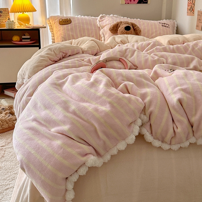 91家纺网 家纺一手货源 找家纺 艾咪-Amy ntmy 2025新款可爱毛巾绣毛球款牛奶绒四件套-蛋糕猫咪 蛋糕猫咪-粉