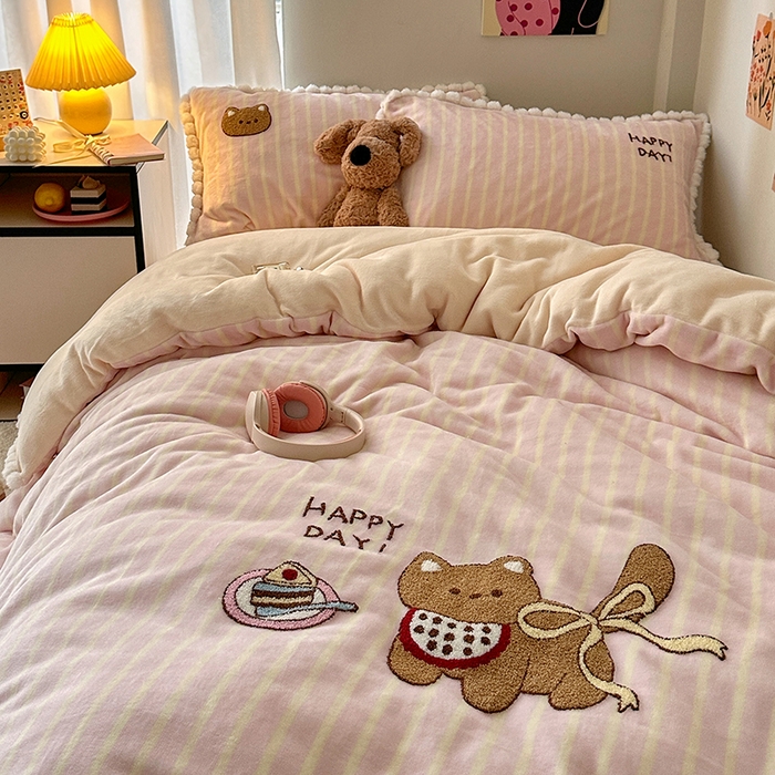 91家纺网 家纺一手货源 找家纺 艾咪-Amy ntmy 2025新款可爱毛巾绣毛球款牛奶绒四件套-蛋糕猫咪 蛋糕猫咪-粉