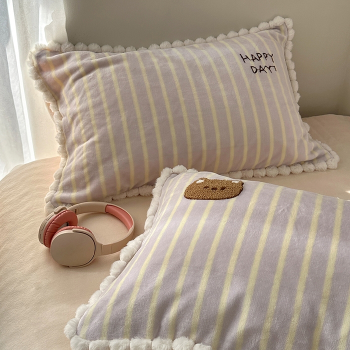 91家纺网 家纺一手货源 找家纺 艾咪-Amy ntmy 2025新款可爱毛巾绣毛球款牛奶绒四件套-蛋糕猫咪 蛋糕猫咪-紫