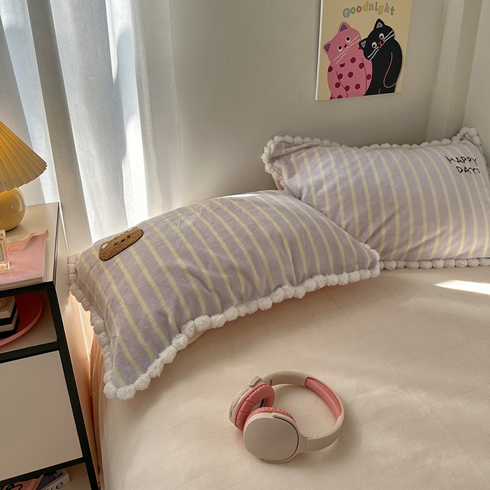 91家纺网 家纺一手货源 找家纺 艾咪-Amy ntmy 2025新款可爱毛巾绣毛球款牛奶绒四件套-蛋糕猫咪 蛋糕猫咪-紫