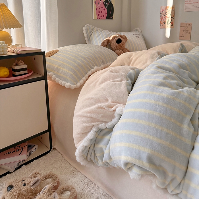 91家纺网 家纺一手货源 找家纺 艾咪-Amy ntmy 2025新款可爱毛巾绣毛球款牛奶绒四件套-蛋糕猫咪 蛋糕猫咪-蓝