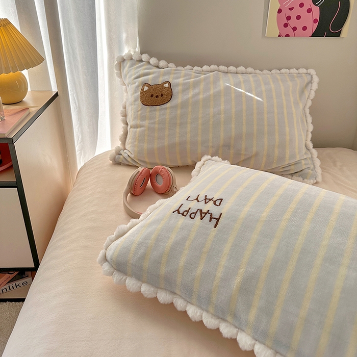 91家纺网 家纺一手货源 找家纺 艾咪-Amy ntmy 2025新款可爱毛巾绣毛球款牛奶绒四件套-蛋糕猫咪 蛋糕猫咪-蓝