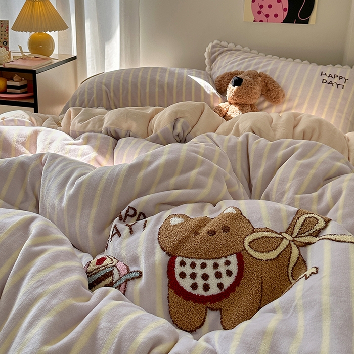 91家纺网 家纺一手货源 找家纺 艾咪-Amy ntmy 2025新款可爱毛巾绣毛球款牛奶绒四件套-蛋糕猫咪 蛋糕猫咪-紫