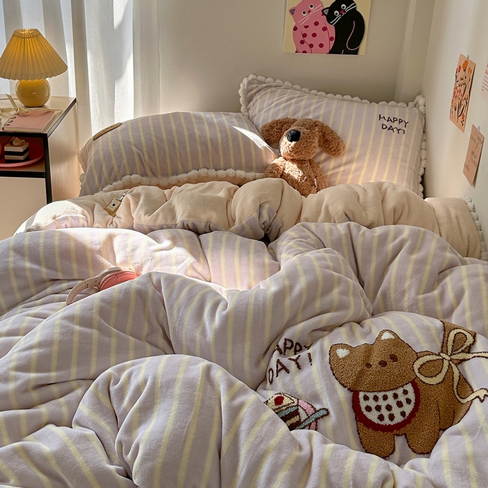 91家纺网 家纺一手货源 找家纺 艾咪-Amy ntmy 2025新款可爱毛巾绣毛球款牛奶绒四件套-蛋糕猫咪 蛋糕猫咪-紫