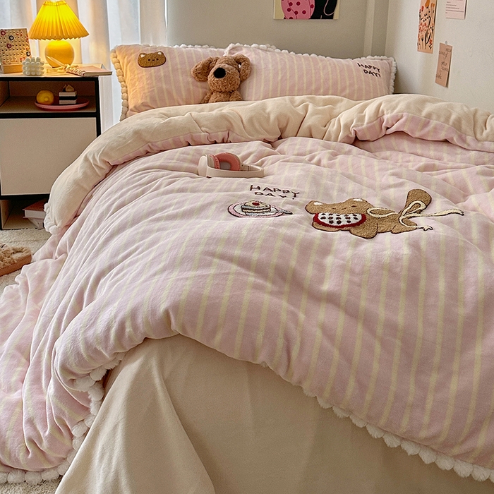 91家纺网 家纺一手货源 找家纺 艾咪-Amy ntmy 2025新款可爱毛巾绣毛球款牛奶绒四件套-蛋糕猫咪 蛋糕猫咪-粉