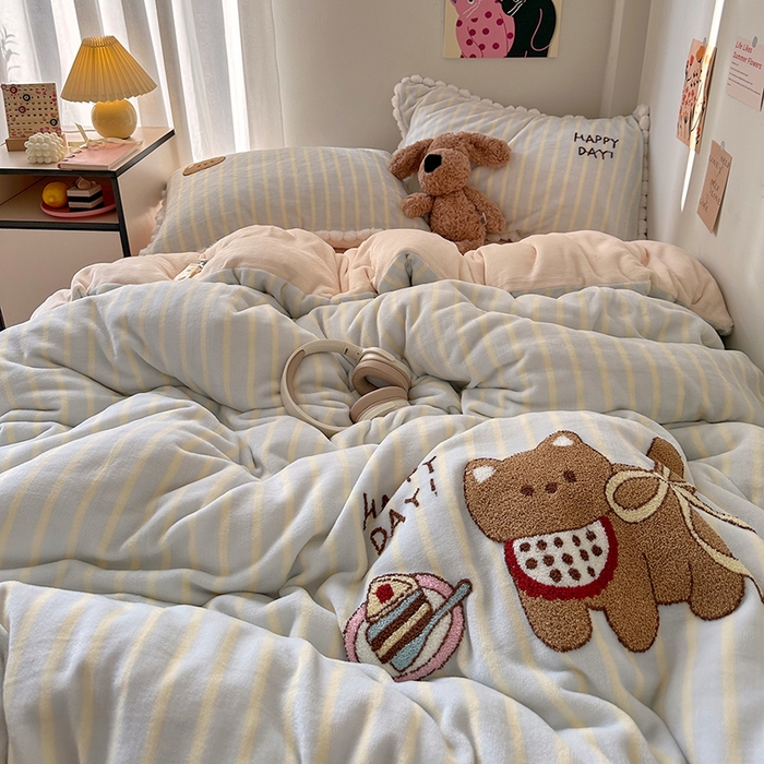 91家纺网 家纺一手货源 找家纺 艾咪-Amy ntmy 2025新款可爱毛巾绣毛球款牛奶绒四件套-蛋糕猫咪 蛋糕猫咪-蓝