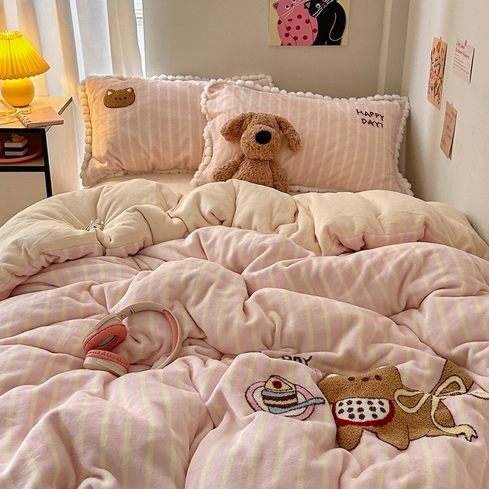 91家纺网 家纺一手货源 找家纺 艾咪-Amy ntmy 2025新款可爱毛巾绣毛球款牛奶绒四件套-蛋糕猫咪 蛋糕猫咪-粉