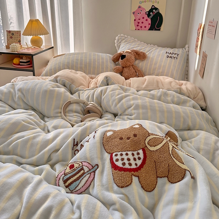 91家纺网 家纺一手货源 找家纺 （总）艾咪-Amy ntmy 2025新款可爱毛巾绣毛球款牛奶绒四件套-蛋糕猫咪