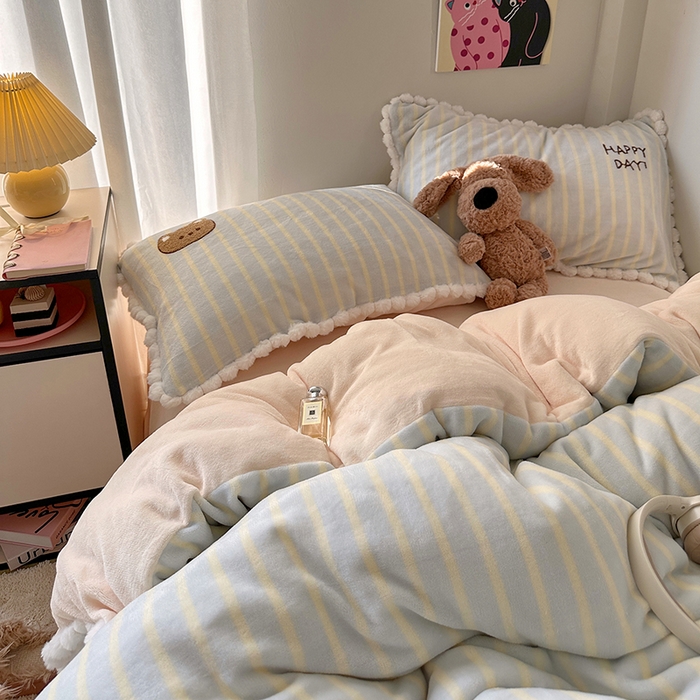 91家纺网 家纺一手货源 找家纺 艾咪-Amy ntmy 2025新款可爱毛巾绣毛球款牛奶绒四件套-蛋糕猫咪 蛋糕猫咪-蓝