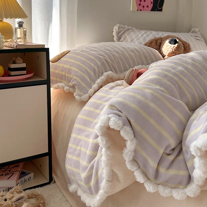 91家纺网 家纺一手货源 找家纺 艾咪-Amy ntmy 2025新款可爱毛巾绣毛球款牛奶绒四件套-蛋糕猫咪 蛋糕猫咪-紫