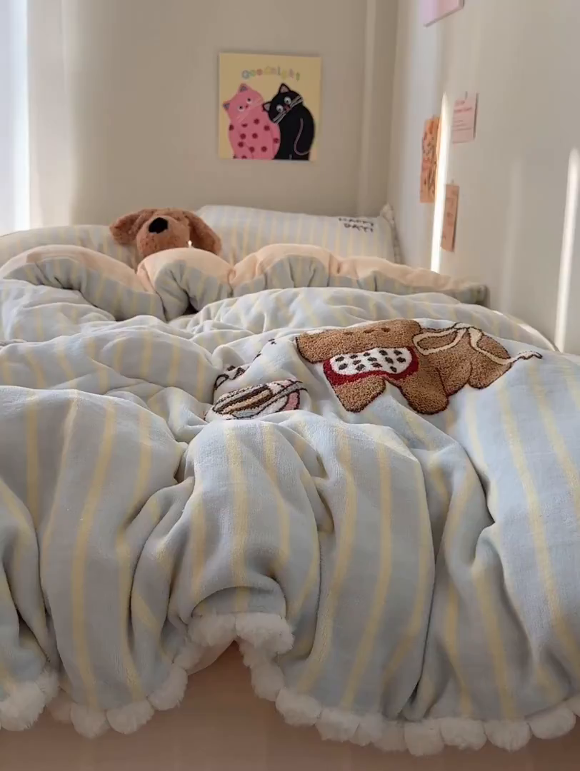 91家纺网 家纺一手货源 找家纺 艾咪-Amy ntmy 2025新款可爱毛巾绣毛球款牛奶绒四件套-蛋糕猫咪 蛋糕猫咪-蓝