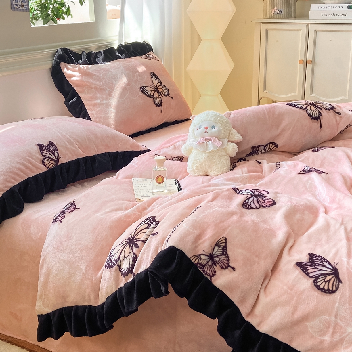 91家纺网 家纺一手货源 找家纺 （总）富之航家纺 2025新款小香风赫本风ins风大牌韩版大花边轻奢牛奶绒四件套