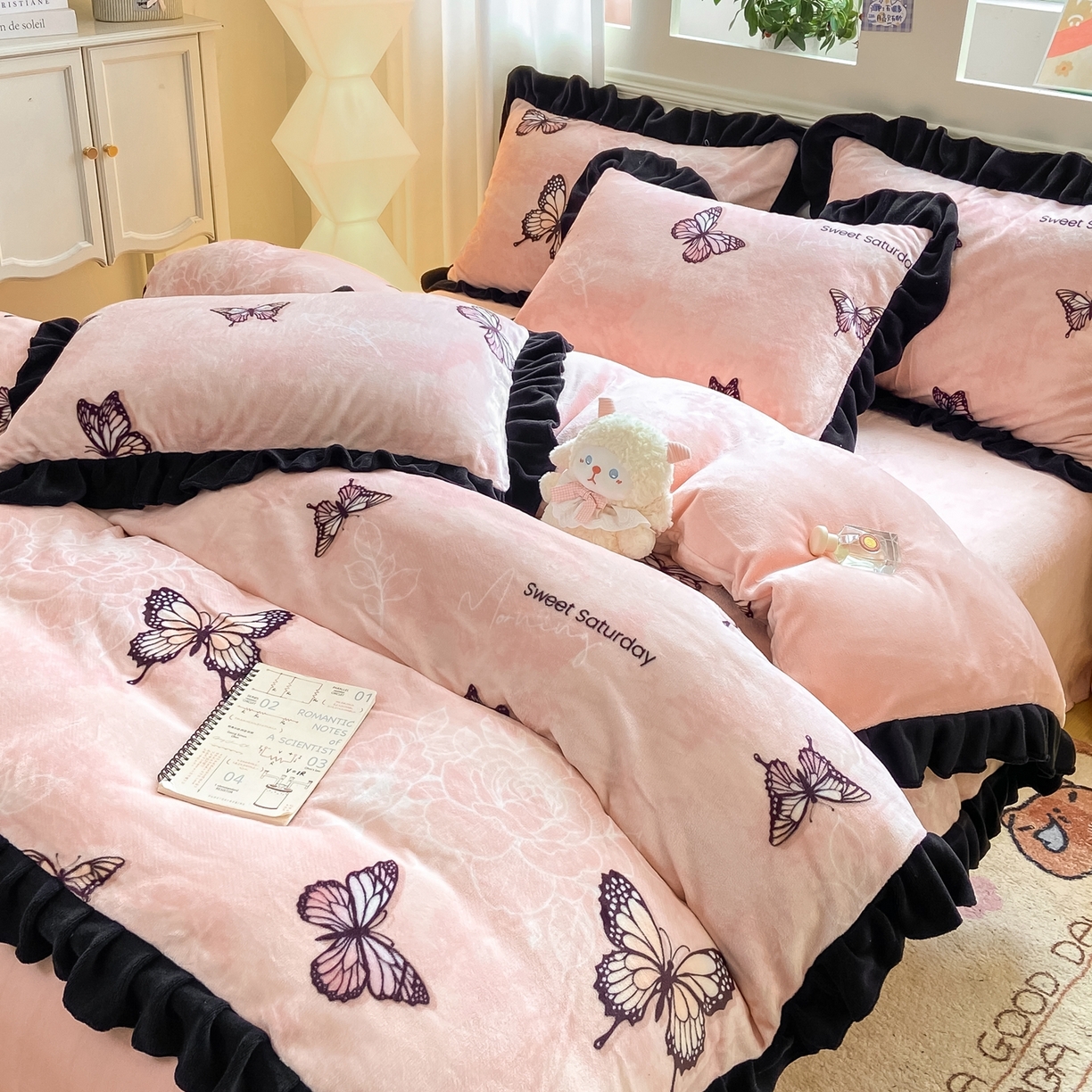 91家纺网 家纺一手货源 找家纺 （总）富之航家纺 2025新款小香风赫本风ins风大牌韩版大花边轻奢牛奶绒四件套