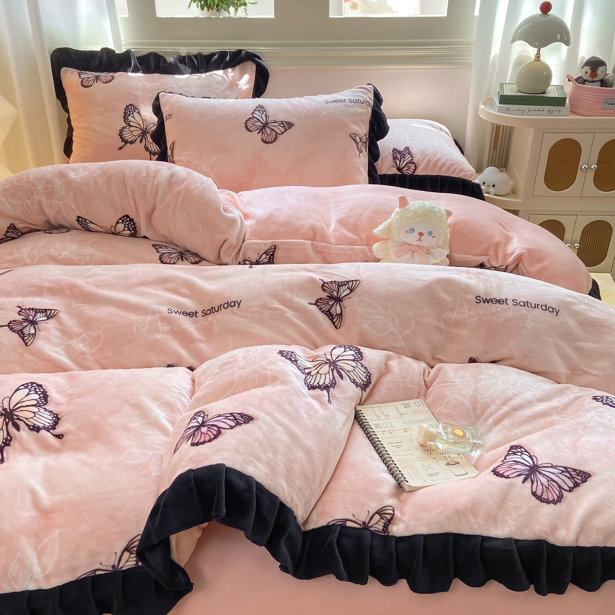 91家纺网 家纺一手货源 找家纺 （总）富之航家纺 2025新款小香风赫本风ins风大牌韩版大花边轻奢牛奶绒四件套