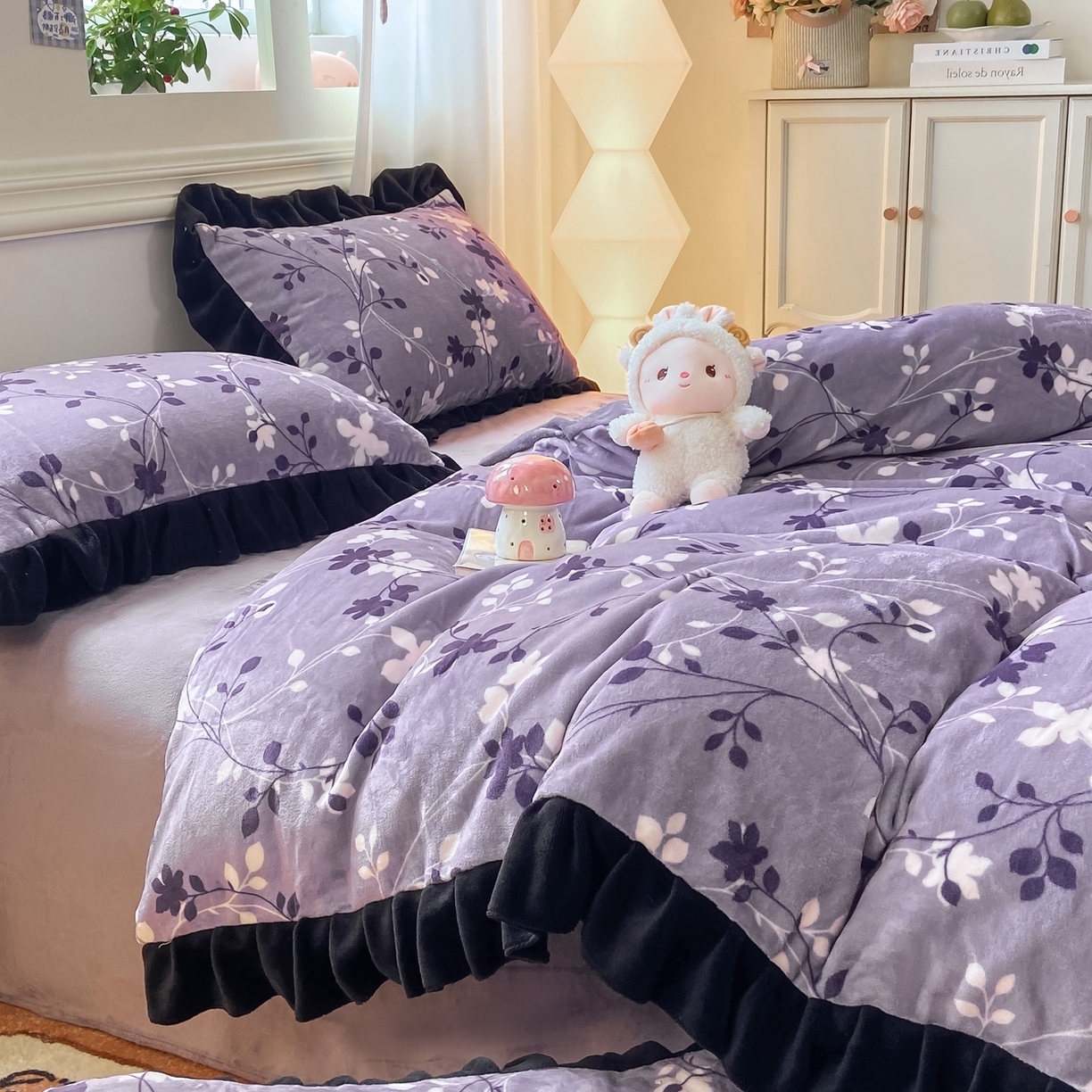 91家纺网 家纺一手货源 找家纺 富之航家纺 2025新款小香风赫本风ins风大牌韩版大花边轻奢牛奶绒四件套 紫萝