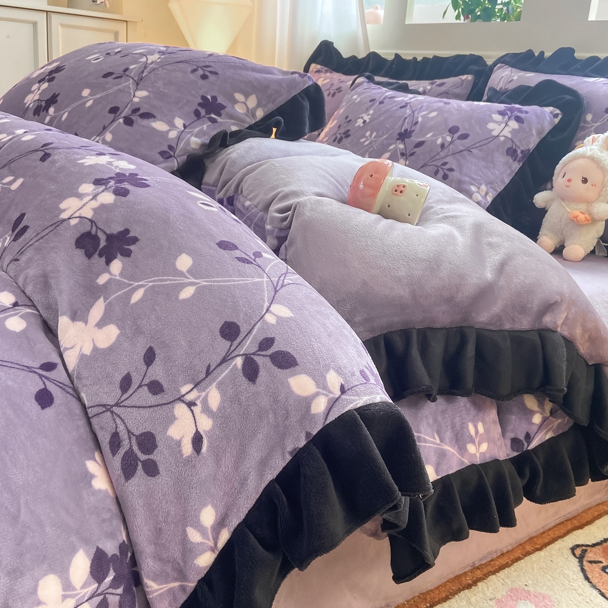 91家纺网 家纺一手货源 找家纺 富之航家纺 2025新款小香风赫本风ins风大牌韩版大花边轻奢牛奶绒四件套 紫萝