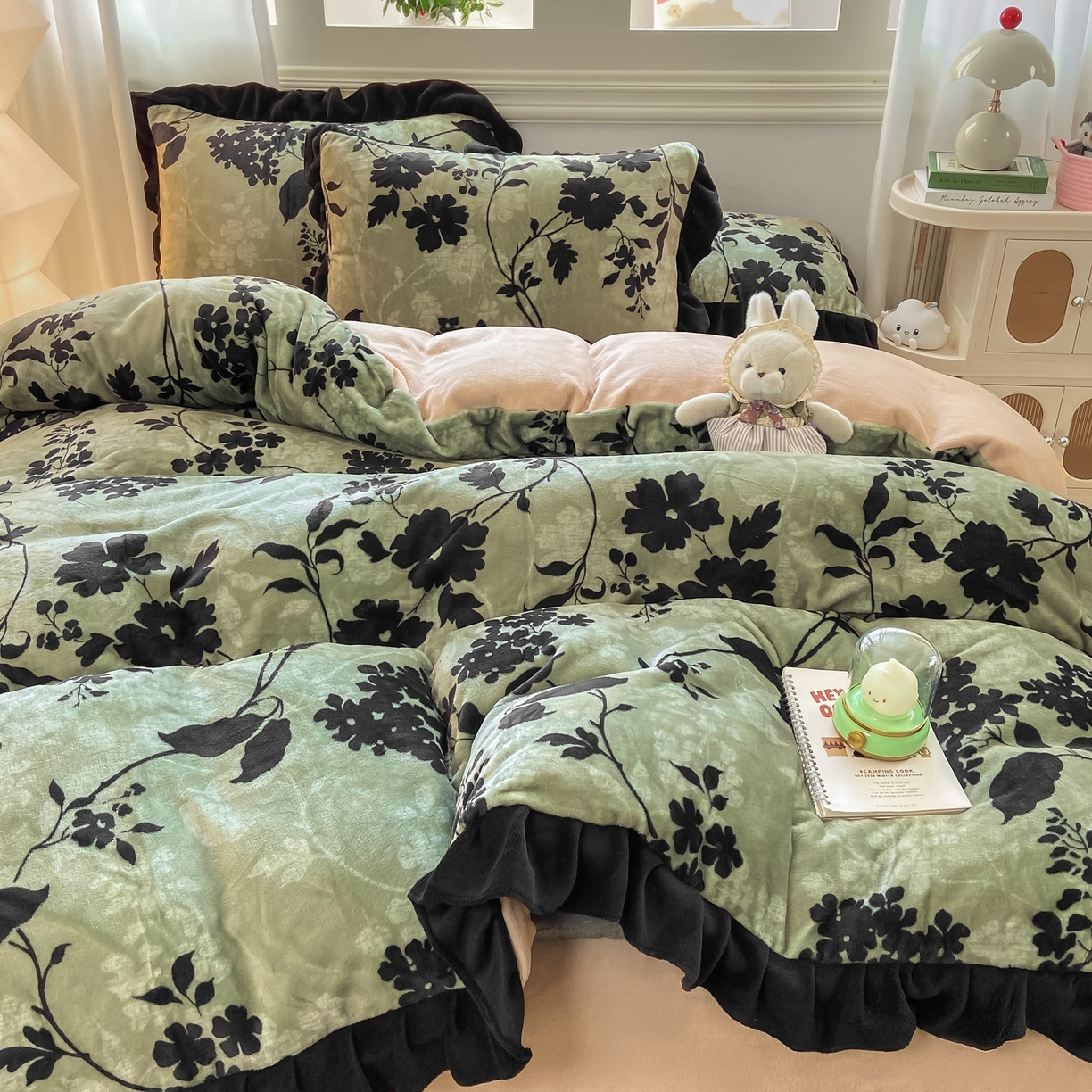 91家纺网 家纺一手货源 找家纺 富之航家纺 2025新款小香风赫本风ins风大牌韩版大花边轻奢牛奶绒四件套 游园-绿