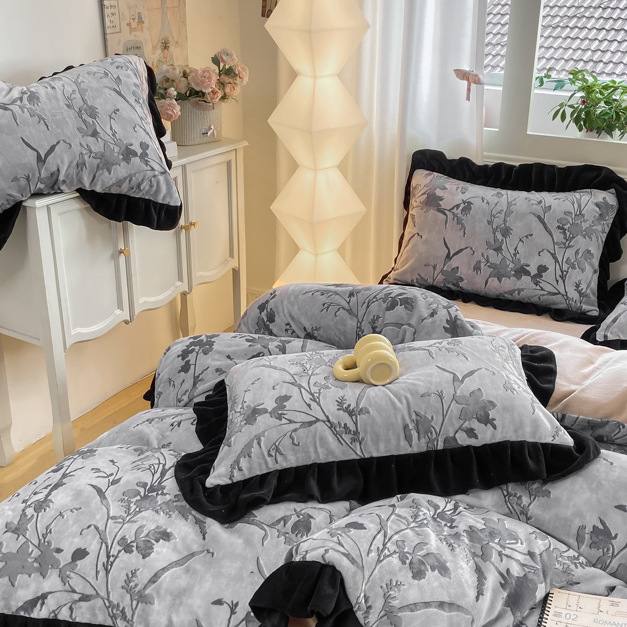 91家纺网 家纺一手货源 找家纺 富之航家纺 2025新款小香风赫本风ins风大牌韩版大花边轻奢牛奶绒四件套 眠语