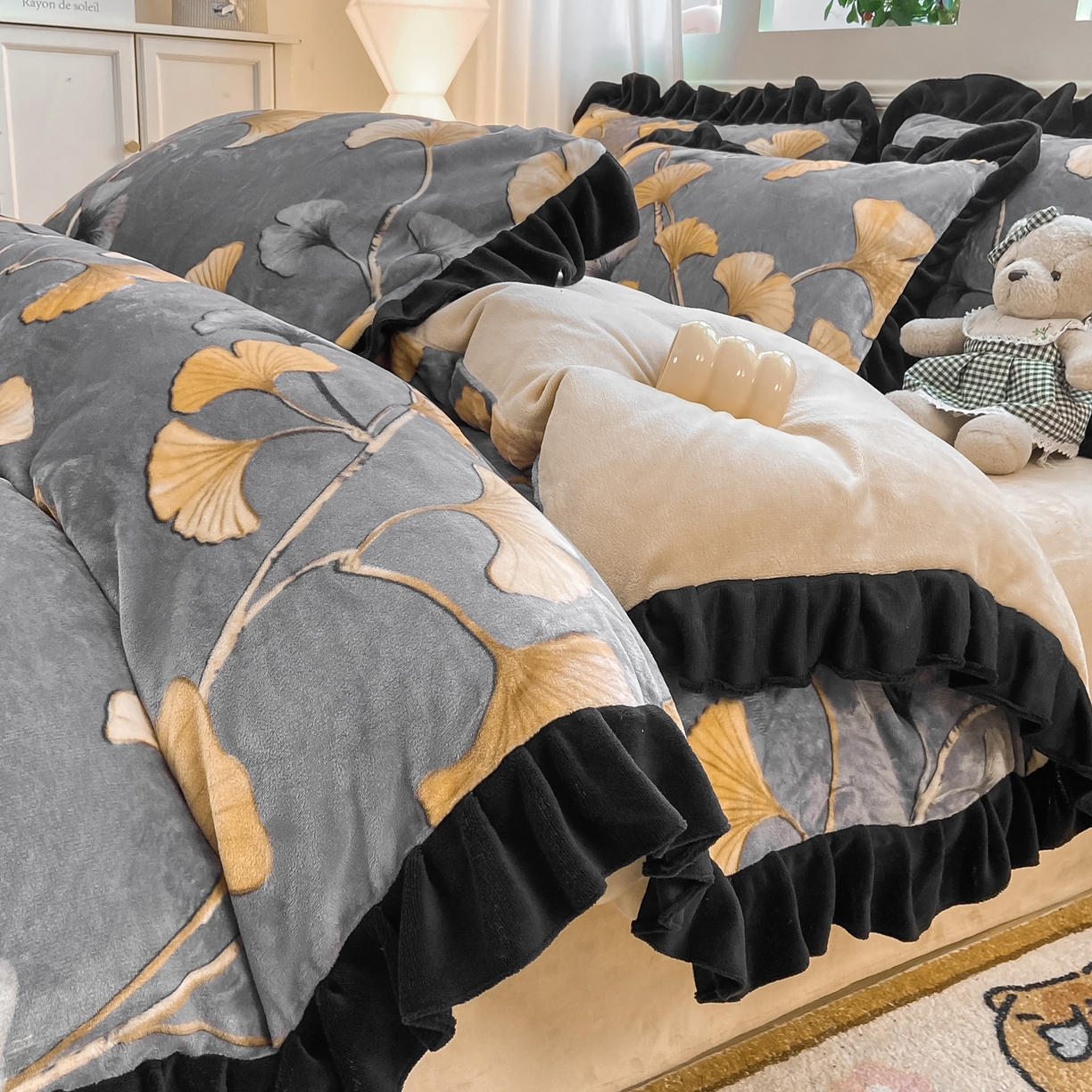 91家纺网 家纺一手货源 找家纺 富之航家纺 2025新款小香风赫本风ins风大牌韩版大花边轻奢牛奶绒四件套 慕秋