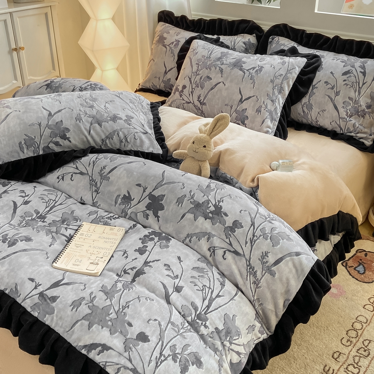 91家纺网 家纺一手货源 找家纺 富之航家纺 2025新款小香风赫本风ins风大牌韩版大花边轻奢牛奶绒四件套 眠语