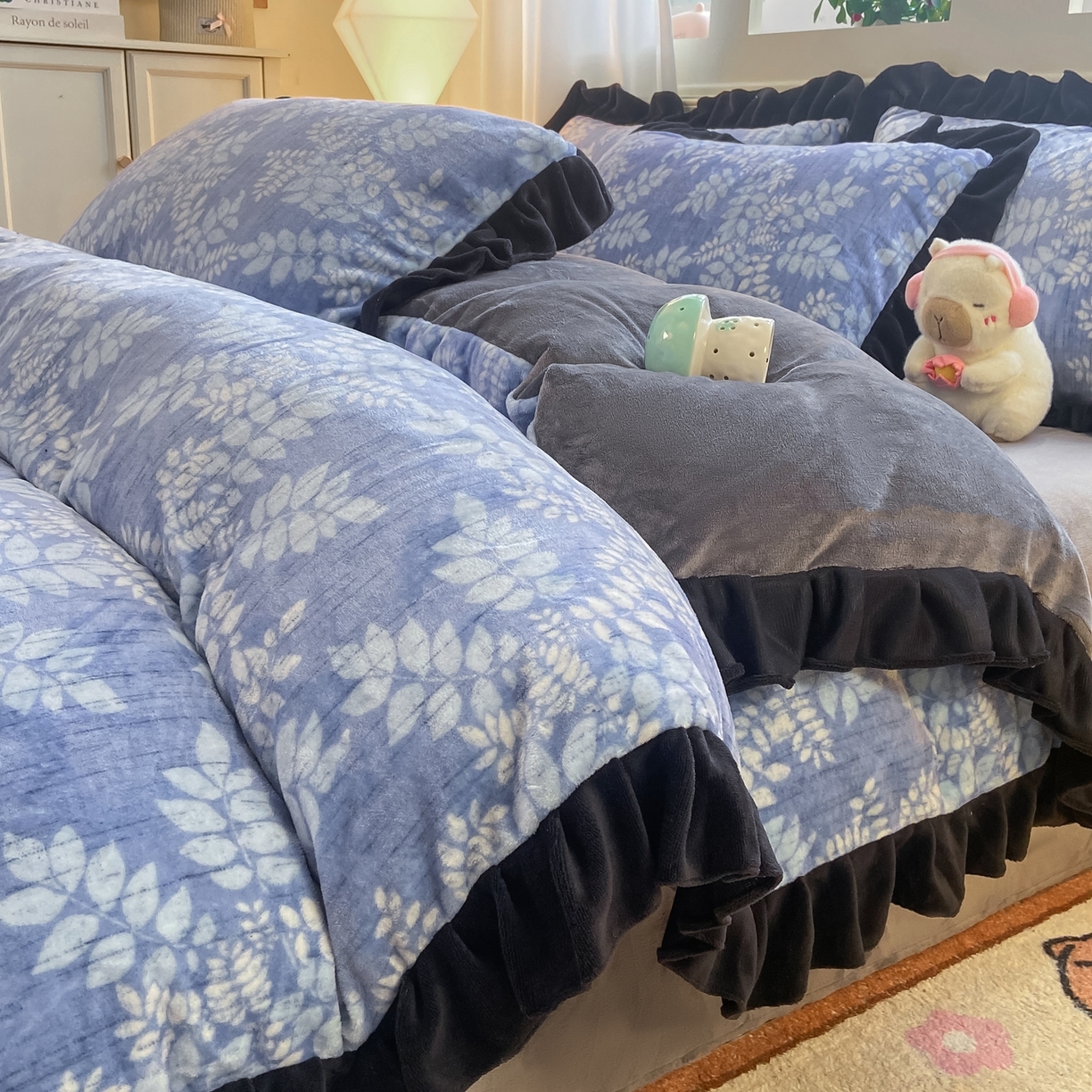 91家纺网 家纺一手货源 找家纺 富之航家纺 2025新款小香风赫本风ins风大牌韩版大花边轻奢牛奶绒四件套 叶叙