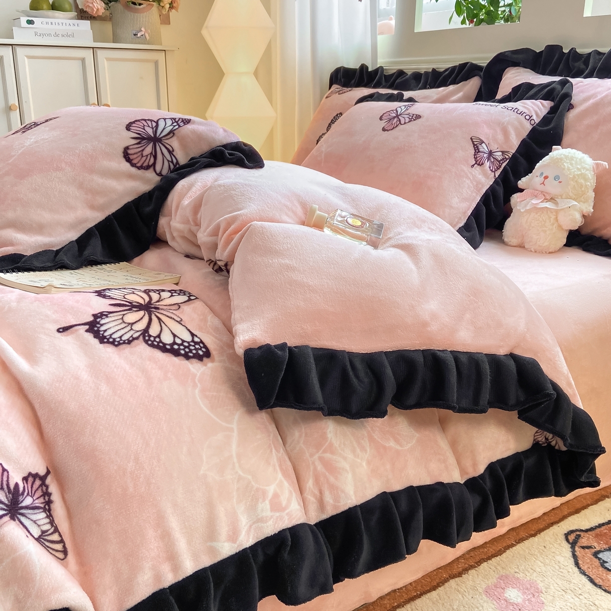 91家纺网 家纺一手货源 找家纺 （总）富之航家纺 2025新款小香风赫本风ins风大牌韩版大花边轻奢牛奶绒四件套