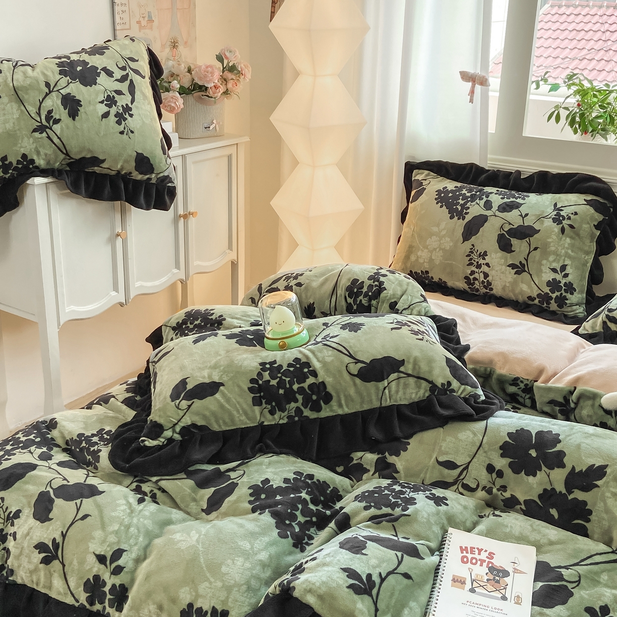 91家纺网 家纺一手货源 找家纺 富之航家纺 2025新款小香风赫本风ins风大牌韩版大花边轻奢牛奶绒四件套 游园-绿